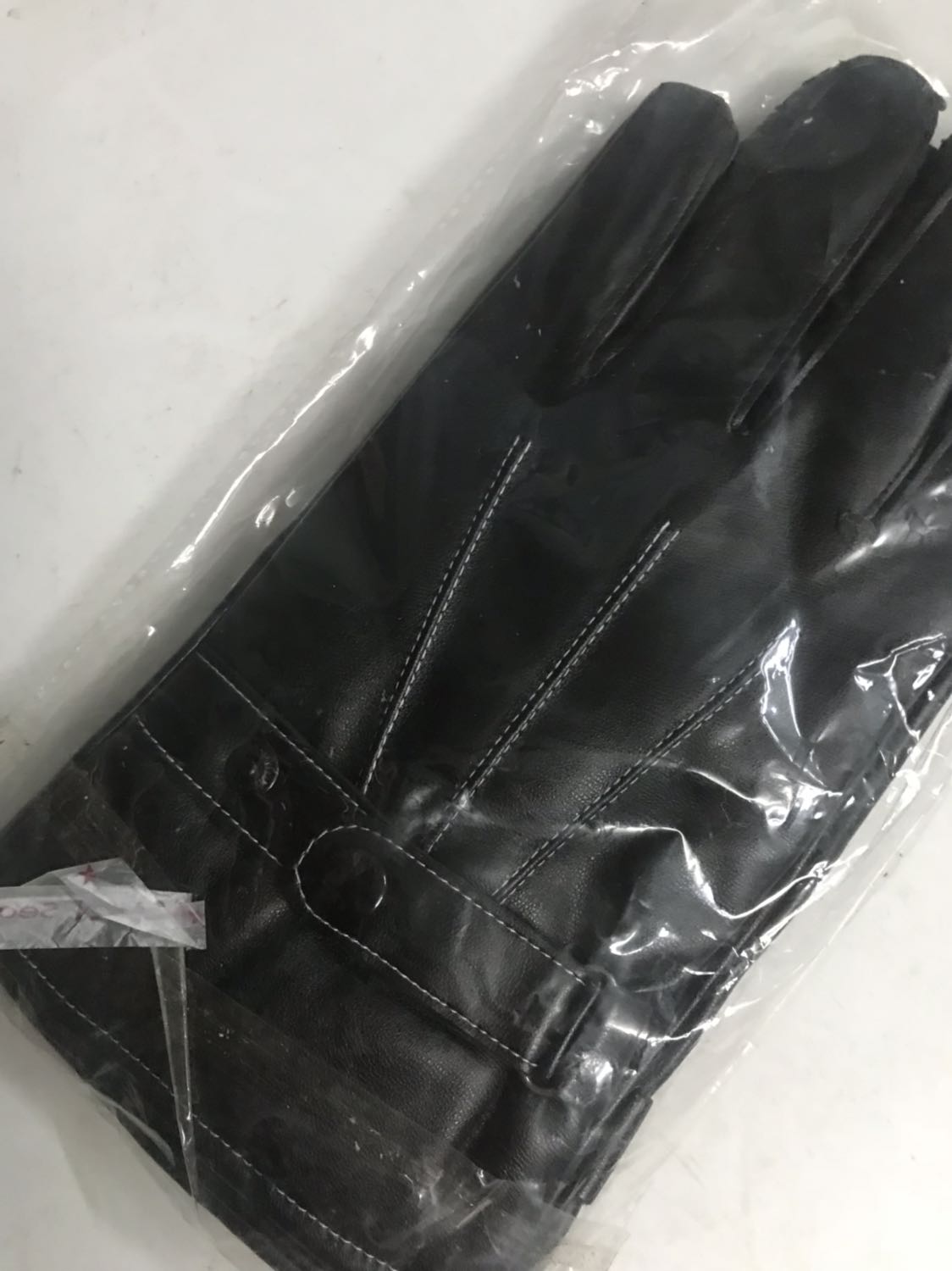 Sản phẩm đẹp như shop mô tả. Chất lượng rất tốt, mẫu mã rất tuyệt vời, đóng gói chắc chắn, có hộp đựng rất tuyệt vời, giao hàng nhanh, nhân viên giao hàng nhiệt tình, rất tuyệt, chất lượng da rất tuyệt, mầm mại dùng rât ưng, cảm ưng rất tốt, như tay thường, rất tiện cho việc dùng đi xe máy hoặc đi ngoài đường cần dùng diện thoại. Tiện lợi đáng tiền nên mua.