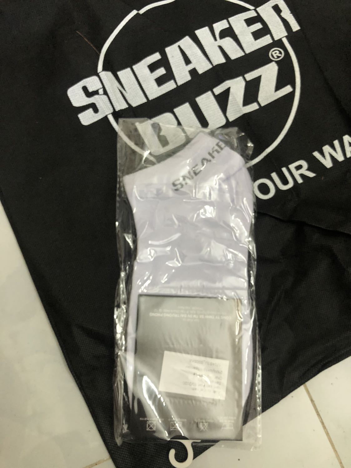 Giày thì xịnnnn khỏi nói giao hàng nhanh còn tặng kèm vớ nữa :vvv