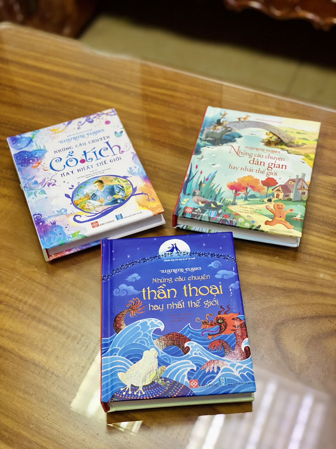 - Tiki giao hàng đúng dự định nhưng đóng gói chưa được cẩn thận.  
- Đơn lần này mình đặt combo 3 quyển “Những câu chuyện thần thoại/cổ tích/dân gian hay nhất thế giới”. Về mặt hình thức cả 3 quyển đều có bìa cứng, khổ nhỏ hơn mình tưởng tượng, cầm chắc tay. Sách được in màu toàn bộ, chất lượng giấy tốt, hình ảnh minh họa đẹp, ảnh bìa ấn tượng. 
- Do không được bọc chống sốc và màng co nên trong quá trình vận chuyển sách bị bẩn nhiều chỗ, 2/3 quyển bị rách nhẹ ở bìa. Nhìn chung combo 3 quyển mình mua với giá ưu đãi + freeship rất đáng giá tiền.