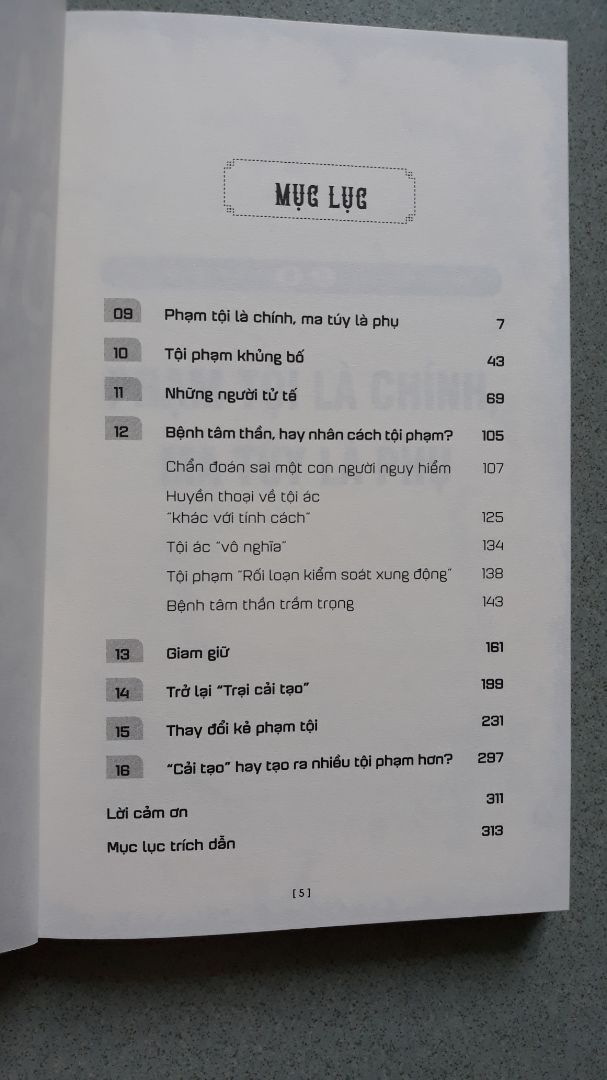 Mình mua bộ sách này vì thấy được quảng cáo rầm rộ quá, do đó mình cũng vô thức tin rằng đây sẽ là những cuốn sách rất hay. Nhưng buồn lắm. 
Xét về dịch thuật, Huy Nguyễn dịch cuốn sách này giống như đọc Google dịch vậy, câu văn rời rạc, tối nghĩa, không có sự liên kết với nhau. 
Xét về nội dung, bạn có thể để ý thấy E.Samenow thường ít phân tích vấn đề tâm lý của phạm nhân theo các học thuyết tâm lý (có thể là do năm 1980 vẫn chưa thịnh hành cái này), nhưng trên cơ bản khi bạn đã quen lý giải thông tin có hệ thống theo các học thuyết tâm lý thì bạn sẽ thấy cách nhìn vấn đề của E.Samenow có phần hơi phiến diện, chủ yếu dựa vào các vấn đề trong thực tế. Ý mình không bảo E.Samenow sai, nhưng để áp dụng nó trong thời đại Hệ thống như hiện nay thì những kiến thức này có hơi "cũ" và không còn hợp thời nữa. 
Nói chung, mình đã dừng lại khi đọc nửa cuốn 1. Mong rằng góp ý của mình có thể hữu ích cho mọi người.