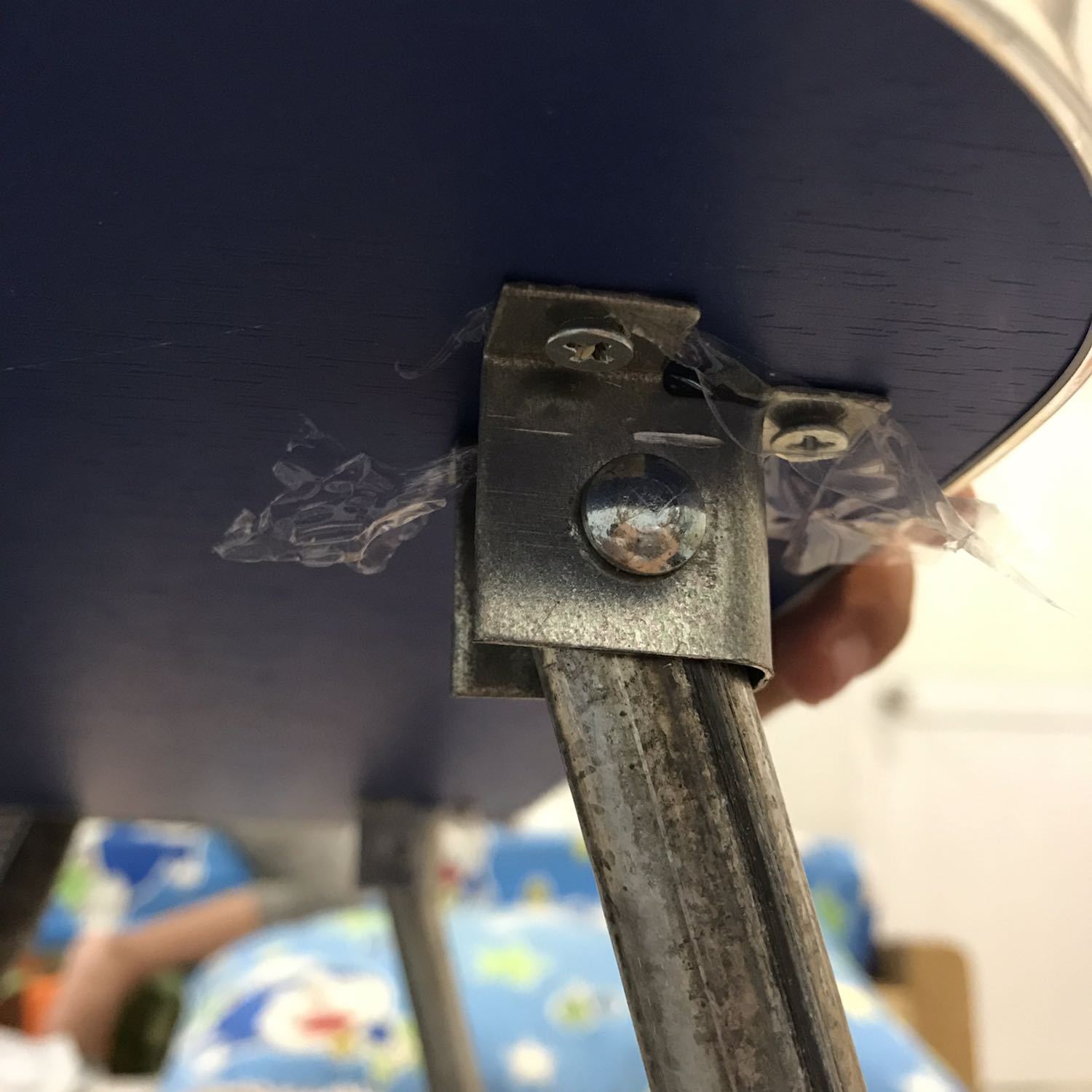 Chất lượng hoàn thiện sản phẩm quá kém!
Góc cạnh bản lề chân bàn sắc nhọn, không an toàn cho trẻ