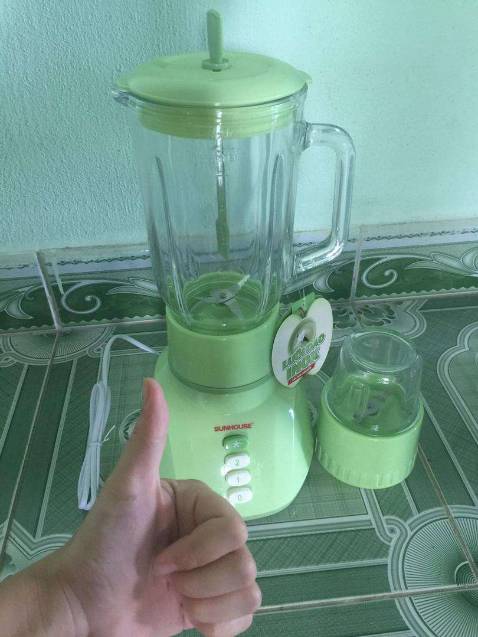 Mới lúc đầu nhận thì thấy là shop gói hàng bọc chống sốc rất là kỹ. Tới nơi không bị hư hại gì hết, mình đã xay các loại sinh tố như bơ, chuối, bí đỏ... ok. Máy xay mịn và không ồn lắm. Chất lượng tuyệt vời