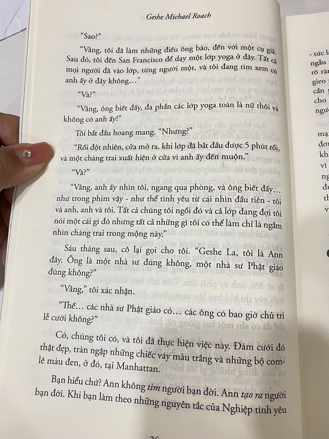 Đây là lần đầu tiên mình viết review sách. Xin copy nguyên văn những gì mình viết lên *** mình

Câu chuyện thật tâm linh khiến em ko thể ko chia sẻ. 
Cứ như giác ngộ ra được 1 sự thật thần thánh về mối quan hệ nhân quả. 
Chúng ta chỉ nhận quả rồi đau khổ, oán trách và tốt đẹp hơn là ăn năn hối hận vì mình đã gieo những điều ko tốt. 
Nhưng mình chưa có nghĩ theo hướng tích cực là: Những điều tuyệt vời mình gặp trên đời, cũng là do mình gieo những điều tuyệt vời với người khác. 
Từ lý luận như vậy. 
Chúng ta muốn có điều gì trên đời này. Hãy viết ra. Rồi suy luận 1 xíu. 
Phải gieo cái nhân gì (hạt giống gì) để nó nở mầm ra điều này ta? 
Hihihi
Và tiếp tục là: “mình đừng gieo cái nhân gì (hạt giống gì) để nó nở mầm thành những điều đau đớn như này ta? 
Muốn nhận gì thì hãy cho đi nấy
Ko muốn nhận gì thì hãy ngừng làm điều ấy với người khác
Đơn giản vậy mà 33 năm qua em mới “ngộ” ra đó mọi người ơi.