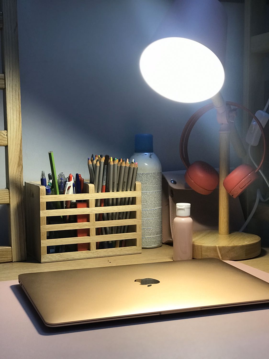 Đèn đẹp giống hình. Màu Hồng đậm hơn chút chút so với hình. 
Phần thân là sắt Sơn giả gỗ, chỉ có phần đế là gỗ.
Ánh sáng đèn vàng, không rõ lắm. 
Có nấc điều chỉnh nâng lên hạ xuống còn muốn xoay đèn thì phải xoay cả chân.