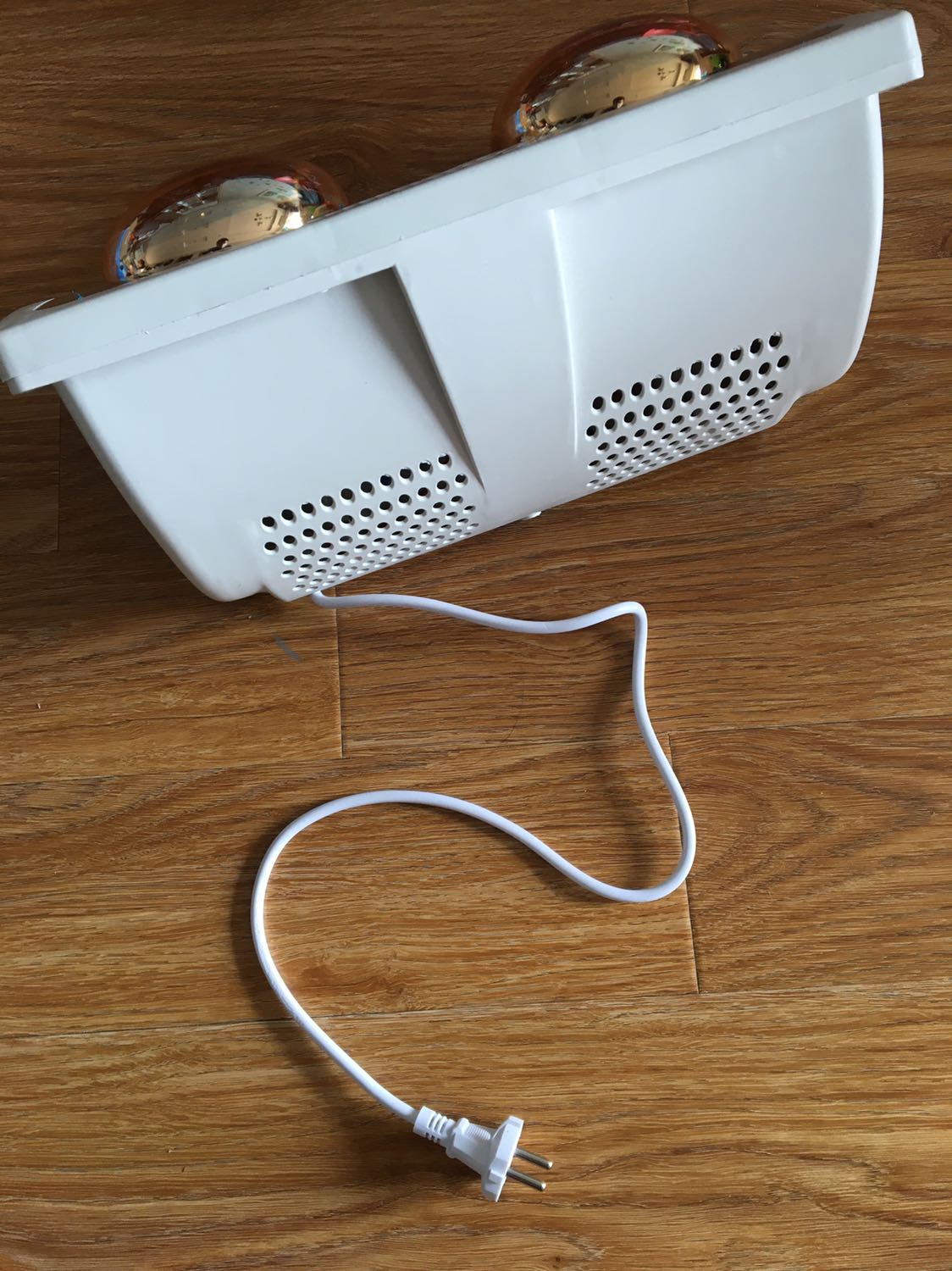 1) Dây nó quá ngắn
2) Hàng bẩn, có dấu hiệu đã bóc dùng hoặc hàng trưng bày
3) Nhựa trông khá rẻ tiền
Nói chung tiền nào của đó thôi. Mua món này ko hời!