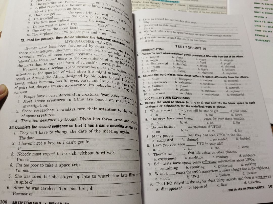mua 2 quyển trắc nghiệm và tự luận. Giao hàng nhanh, lúc xem bên ngoài thì ấn tượng đầu là sách khá dày, chia thành 5 mục rõ ràng và nhiều bài tập. Mọi thứ đều rất ổn cho tới khi mở ra xem mới vỡ lẽ. Sách theo CHƯƠNG TRÌNH CŨ 🙂