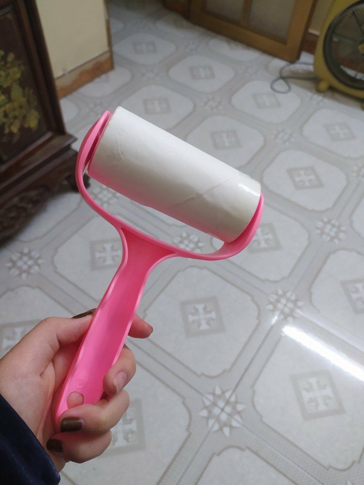 Màu hồng cây lăn dễ thương, mình dùng lõi dài lăn tương đối tốt và bám lông. Cả nhà nên mua dùng thử, rất cần thiết nếu nhà có nuôi pet.