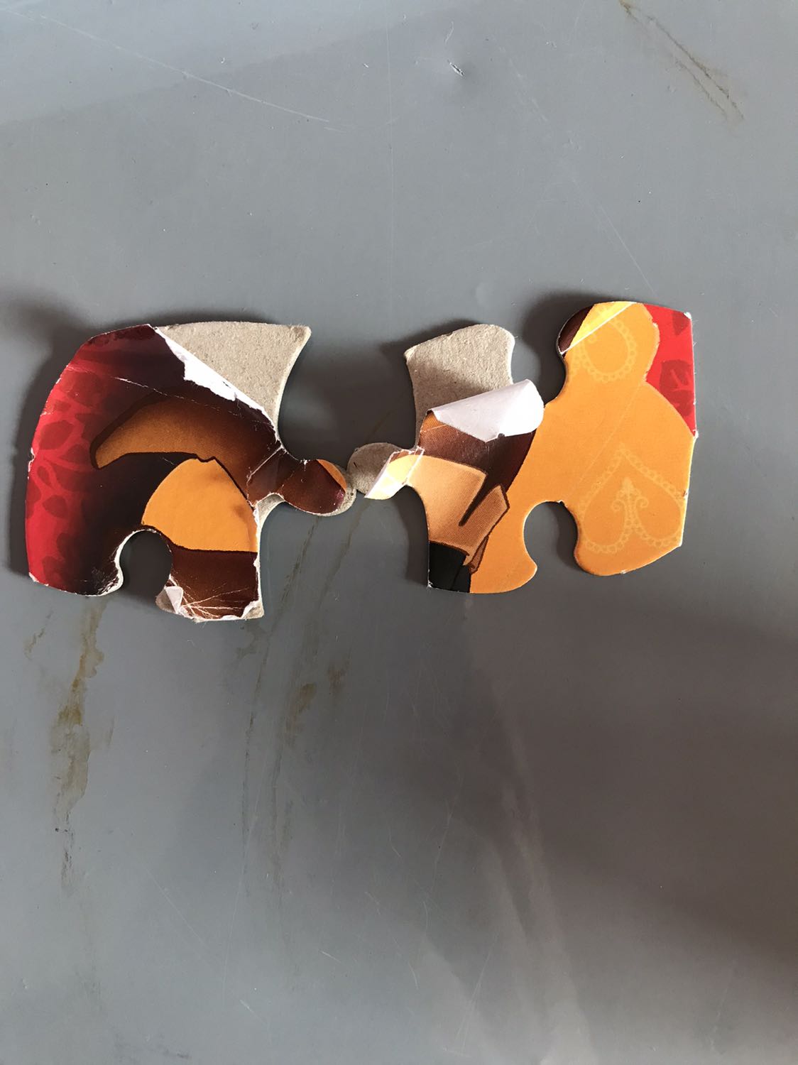 Hình đẹp, bé thích lắm nhưng mà giấy bóng nên dễ bị bung ra, mọi người tham khảo hình đính kèm nha. Kiếm chai hồ dán lại cho bé chơi tiếp.