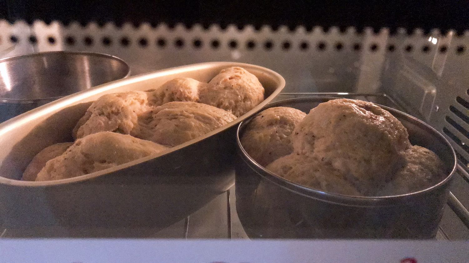 Đóng gói rất kỹ, đầy đủ phụ kiện kèm theo. Nướng thịt nướng bánh đều rất ngon. Mình ko dùng nhiệt kế nhưng thấy nhiệt độ lò khá chuẩn khi nướng các loại bánh.