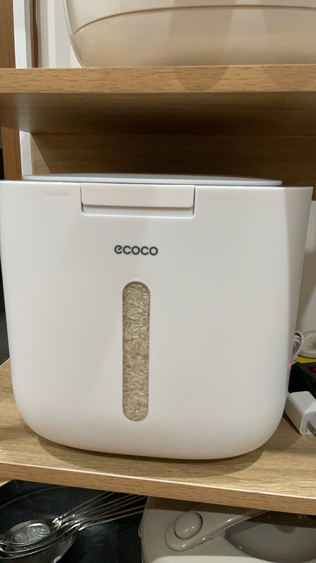 thùng gạo đẹp, có nắp đậy chắc chắn, tuện bảo quản gạo tránh bụi bặm côn trùng . chất liệu oke, giao hàng nhanh đóng gói cẩn thânn. Nên mua nhé