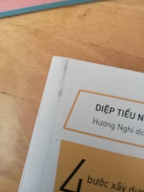 Sách về khá đẹp, nhưng bị vệt xám gần gáy sách và cái màng bọc trông kì kh khác gì màng bọc thực phẩm =)) hàng giao nhanh, ổn đẹp nha.