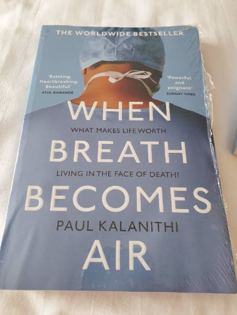 Sách in đẹp như những quyển sách khác. Giấy in hơi vàng chống lóa.
Mình mua cả 2 bản Anh, Việt