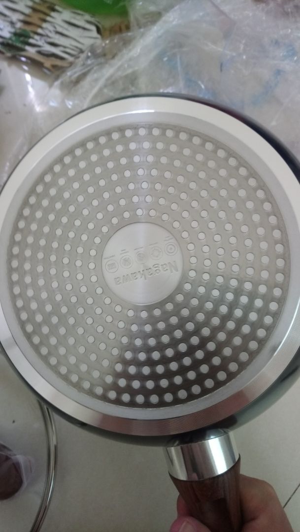 đóng gói cẩn thận, mùa dịch mà giao hàng rất nhanh, trưa hôm trước đặt mà trưa hôm sau có luôn. Chảo đẹp chắc chắn, chống dính tốt.