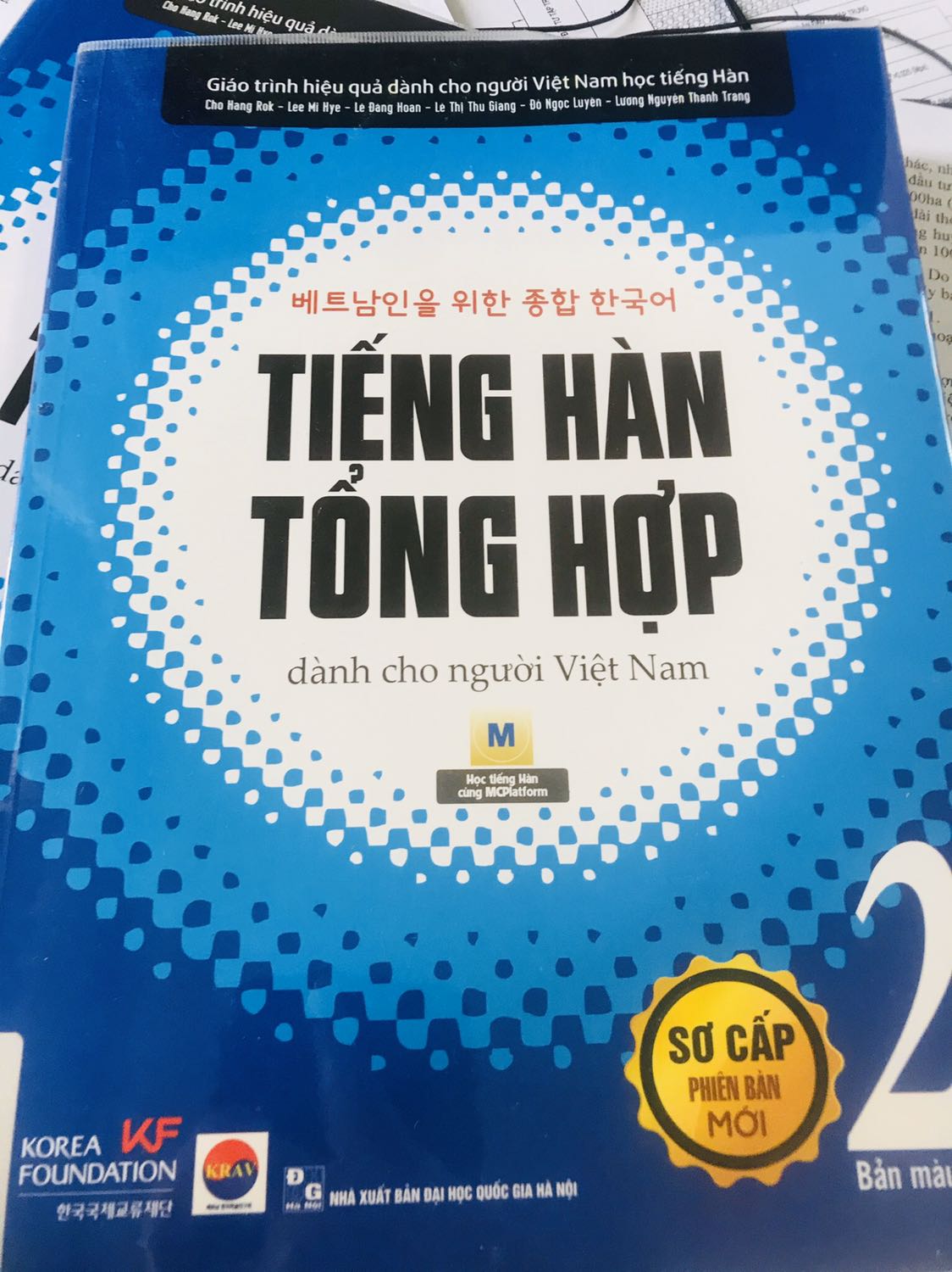 Không đùa được đâu mọi người ơi, mua sách màu có động lực với thu hút mình hơn, sách phát hành có bản quyền, chất lượng giấy tốt, săn được giá sale còn rẻ hơn đi mua bản lậu nữa ạ, nên là mọi người nên mua trên đây nhé. Quá tuyết vời ạ