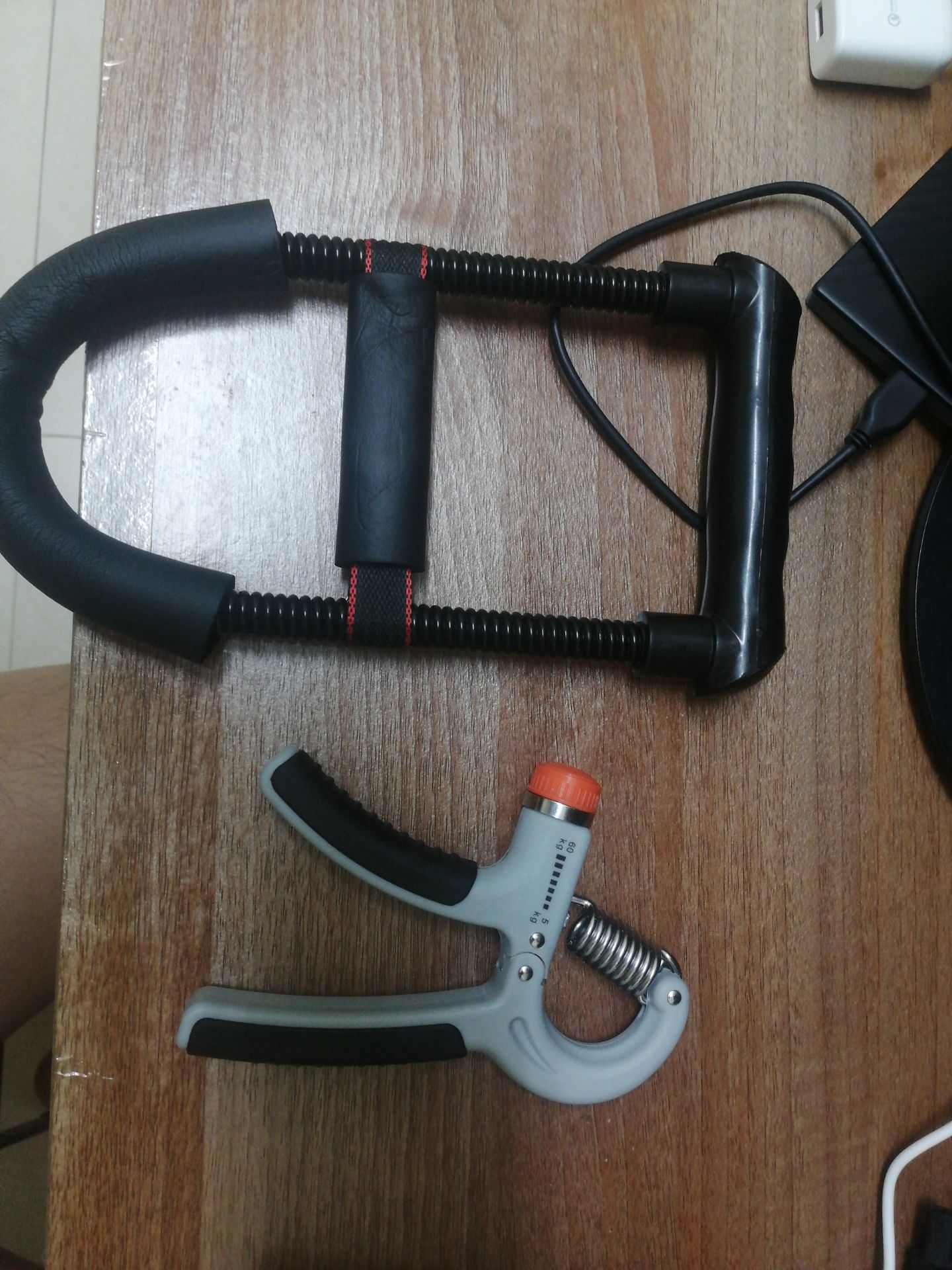 Hàng ổn. Chất liệu cứng cáp có vẻ sẽ khá bền phải dùng thêm mới biết đựoc. Nhưng hiện tại thì dùng tốt Hàng ổn. Chất liệu cứng cáp có vẻ sẽ khá bền phải dùng thêm mới biết đựoc. Nhưng hiện tại thì dùng tốt