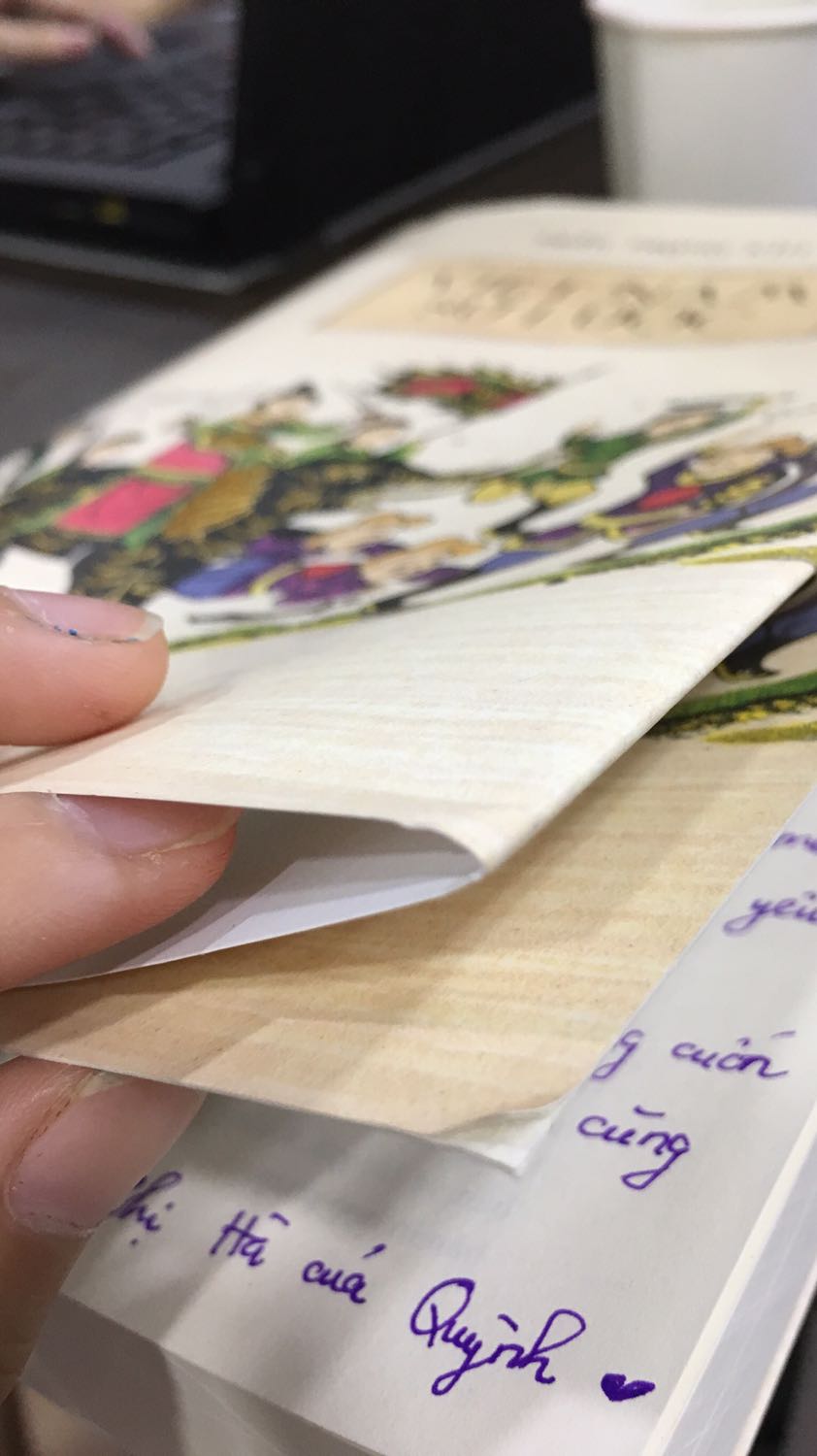 Cuốn Việt Nam Sử Lược rất to và dày nhưng bên bọc hàng lại cho vào trong một chiếc hộp nhỏ gần như vừa khít với cuốn sách, nên dẫn đến việc bị tróc mép. 
Mình đặt sách rất nhiều nhưng chưa bao giờ feedback, nhưng cuốn sách này mình đặt để tặng bạn, và người bạn của mình thì lại rất trau chuốt với sách. 
Mong rằng lần sau tiki sẽ cẩn thận hơn khi gói hàng