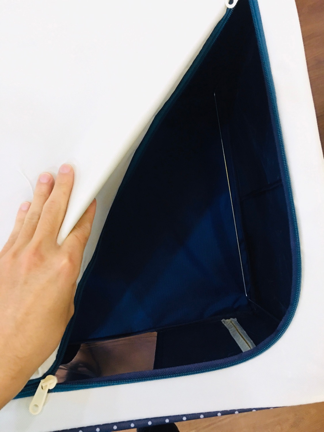 Túi chăn màn khá chắc chắn, vải bền và chống thấm. Tuy nhiên ko bị nhão, vải màu sắc ưa nhìn, 
Khung sắt thì vô cùng cứng cáp, để quần áo và chăn màn mùa đông ok, ko bụi, ko ẩm.
Mình mua như này rất ổn so với giá, đặc biệt lại là hàng chính hãng nên rất chắc chắn