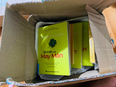 Tiki nên du bùng giấy bọc thực phẩm để sách không bị xóc!