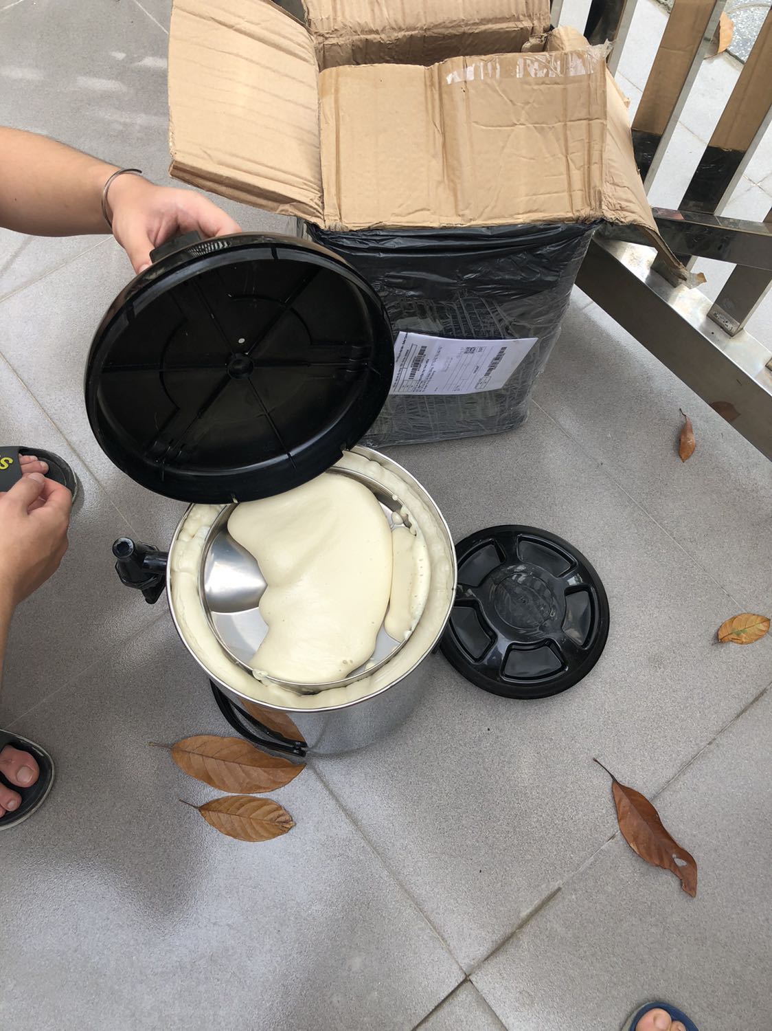 Sản phẩm rời đế ngay khi nhận hàng, đặt màu nâu-chocolate nhưng ra cái màu đen như hình. Rất không hài lòng!!!