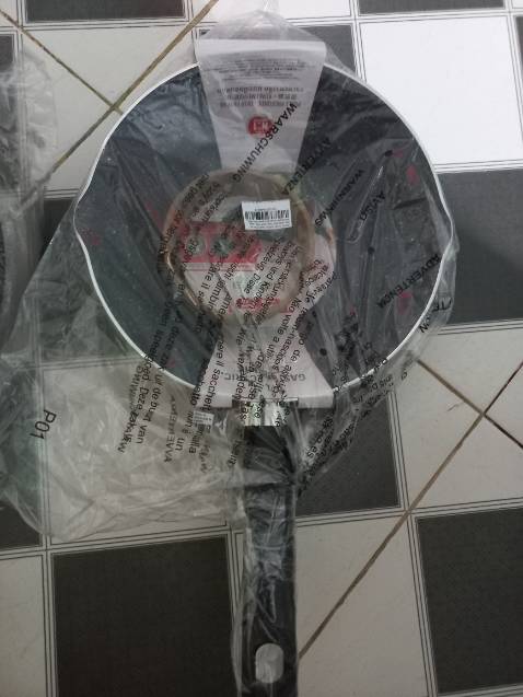 Sản phẩm chống dính tốt, cầm chắc, nặng tay, đóng gói cẩn thận, tặng thêm 1 chảo sâu lòng, rất hài lòng.