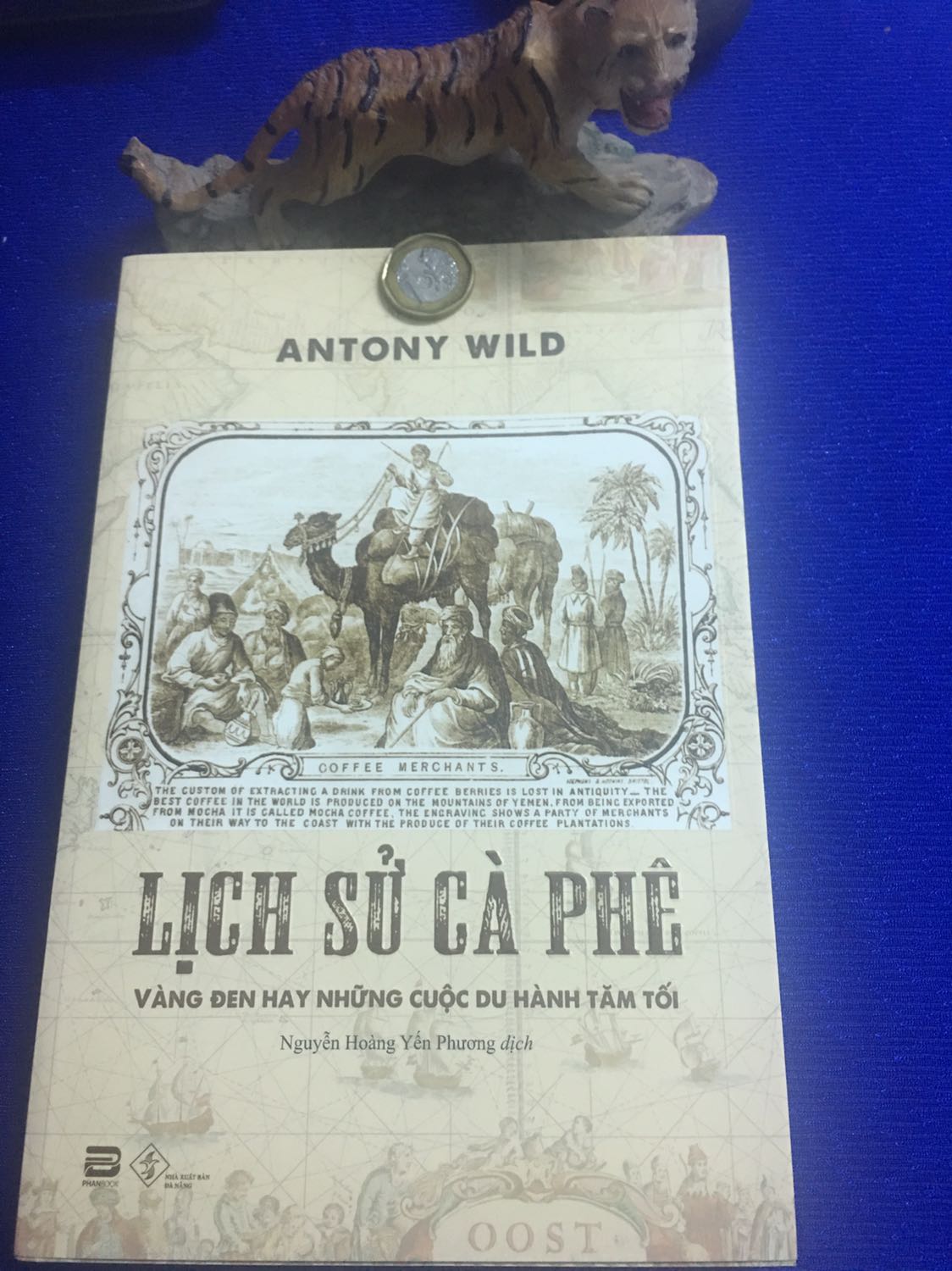 Về hình thức: rất đẹp, sang trọng và hấp dẫn
Về chủ đề: hot, nguyên tác khá nổi tiếng và được săn lùng chờ đợi từ lâu
Điểm trừ: dịch chưa thật tốt, lỗi đánh máy, trùng ý, diễn đạt.
Nhìn chung vẫn có thể chấp nhận trên kệ sách gia đình.