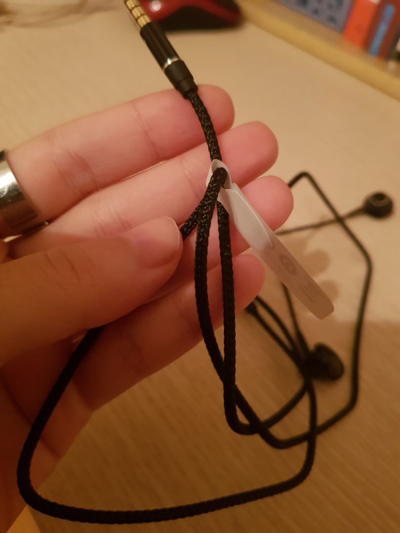 Tai nghe ổn. Mic bắt tốt, mình nói thầm hoặc k cần để sát mic vào miệng bên kia cũng nghe được. Trước ham rẻ quá và thấy nhiều review tốt nên mua thử mà fail cái mic. Mình không có yêu cầu cao về âm thanh nên thấy vậy là được rồi. 

Dây đúng là hơi mỏng, nhưng chỉ là phần thân trên chỗ đoạn nối với tai nghe thôi. Còn thân là kiểu thiết kế khá chắc chắn, mình thấy không cần phải mua dây quấn cũng được.