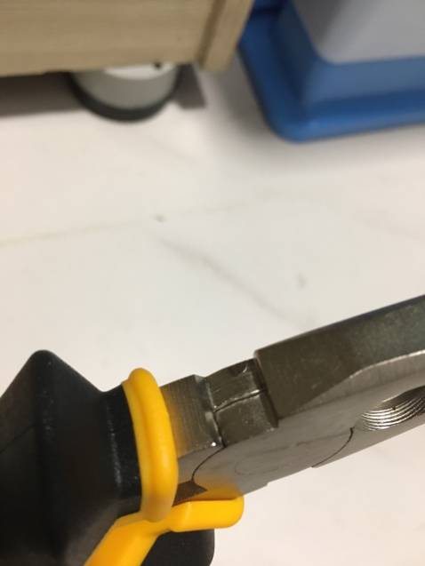 Kìm gia công rất cẩu thả, bị kẹt cứng ngắt, không thể mở ra, đóng lại được. Sản phẩm lỗi như thế này mà cũng đem bán cho khách hàng được. Gửi email cho tiki thì nhận được nhưng đợi mãi vẫn không thấy phản hồi. Để chờ xem phải mất bao lâu các bạn mới đổi cái mới cho khách hàng. Tôi đang rất bực mình nhé Tiki.