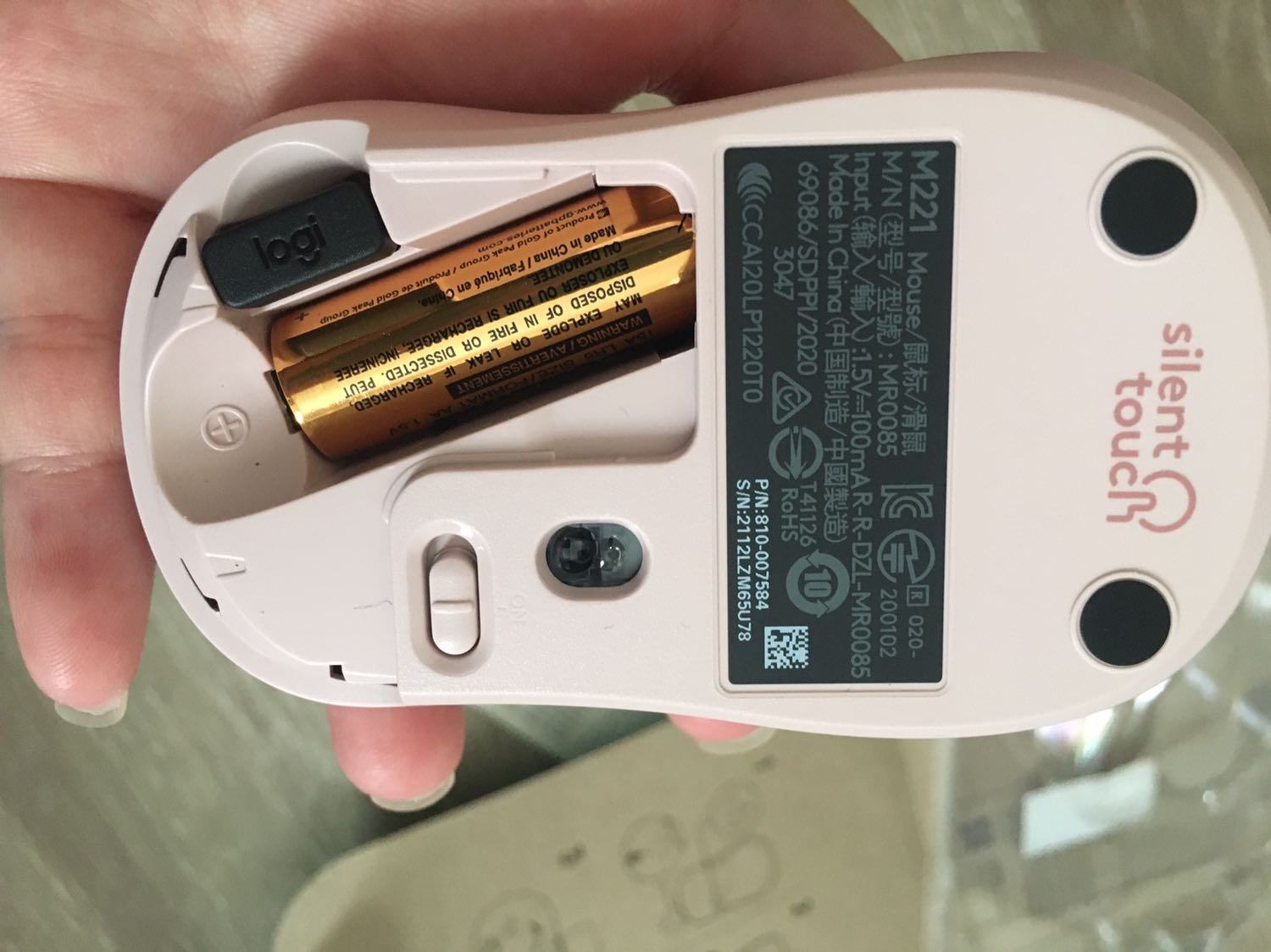 Giao nhanh 2h! Mẫu cưng lắm luôn lúc mua cũng lo lắng nhưng nhận được hàng rồi thì yên tâm và vui lắm. Lần đầu mua dòng chuột này, đóng gói kĩ lắm, shipper thân thiện. Cảm ơn NGUYENVUSTORE và TIKI.