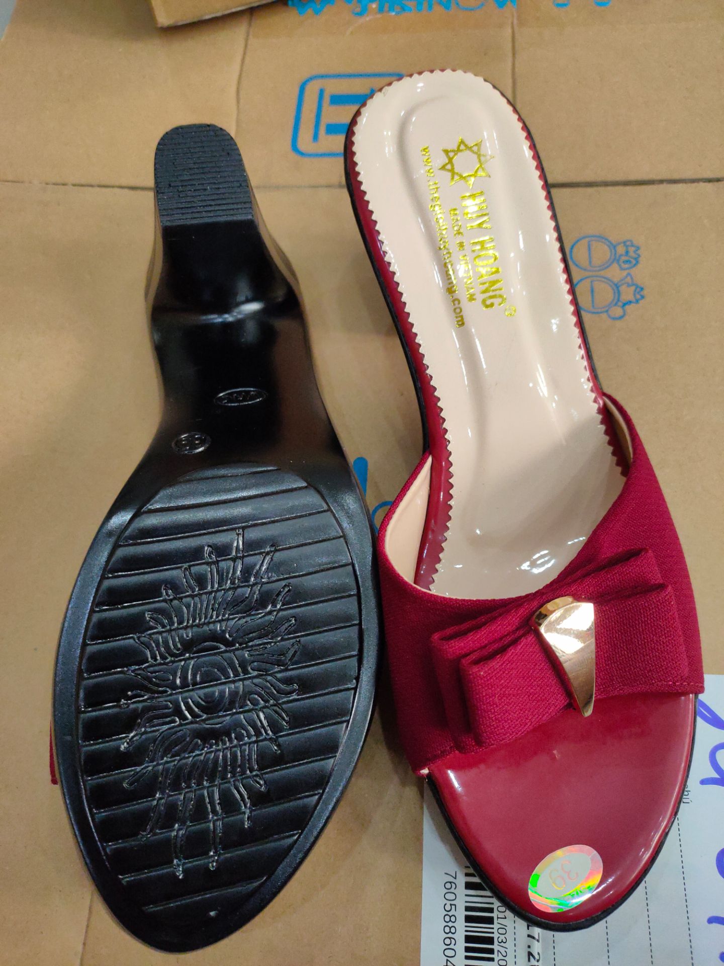 Dép đẹp nhẹ, chỉ may đều rất nhẹ nhàng.... nhìn rất đẹp mang cũng êm chân nữa