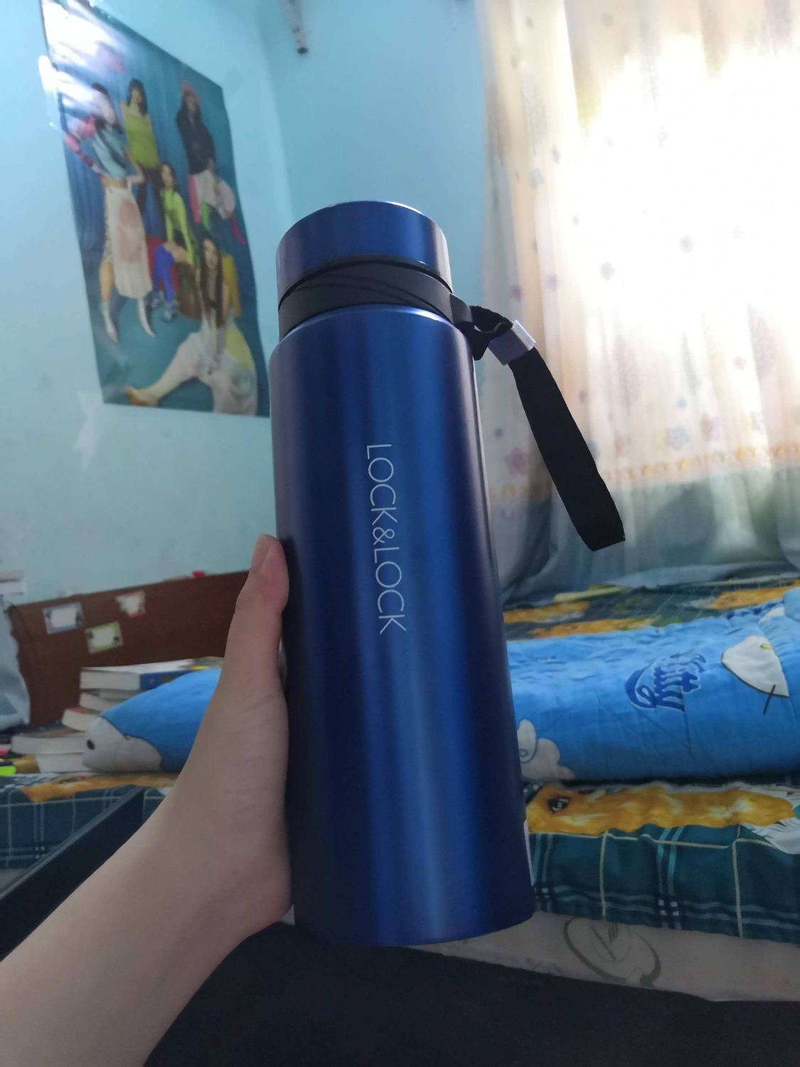 bình nhẹ hơn mình tưởng, màu lạnh nhìn mát mắt lắm. nước giữ lạnh thì siêu lâu, mình để nước lạnh phơi nắng  từ 7h đến 11h uống vẫn mát rượi cổ họng. lại còn mua trúng đợt giảm giá còn 279k. cho 5 sao.
bình trong hình bị xước là do mình hậu đậu làm rơi còn bình lúc giao dù không còn nguyên seal nhưng vẫn mới. mình mua 2 bình cho mẹ vs mình luôn.