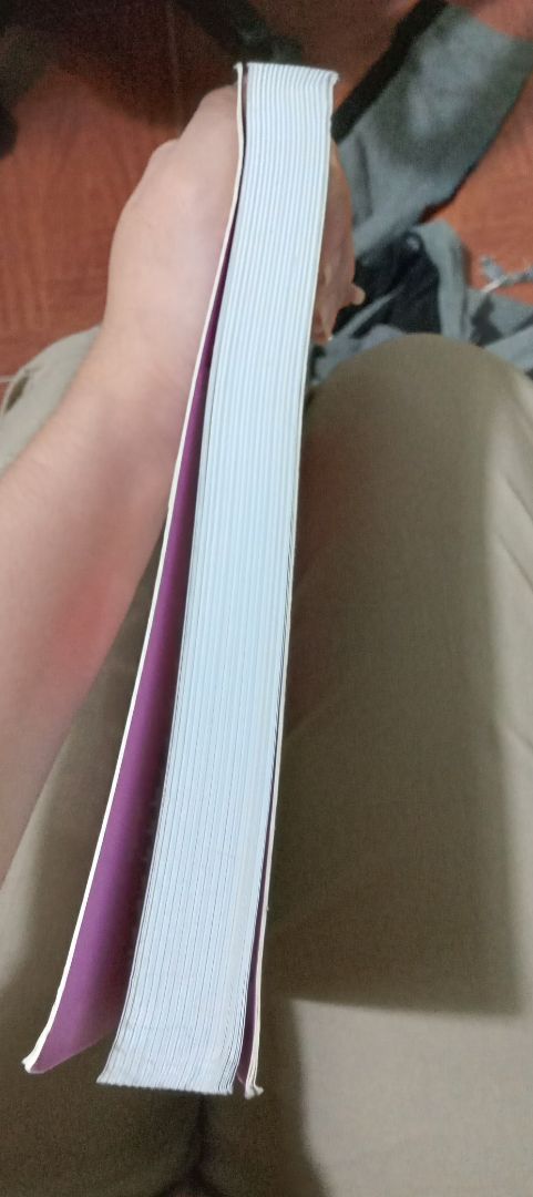 Mình chưa đọc nên chưa biết nội dung có chỗ nào chưa ổn hay không. Nhưng mà cuốn sách mình nhận về trông như sách cũ ấy, đã móp bì thì chớ, gáy sách còn bị xước nữa. Mong ngài Freud và ngài Skinner sẽ đọi trù cho tâm hồn con để những vấn đề nhỏ nhoi trên sẽ không quấy nhiễu con nữa