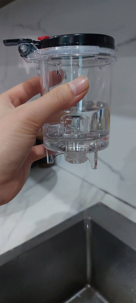 Sản phẩm lỗi, dù đã vặn chặt van nhưng nước vẫn nhỏ giọt ra ngoài, mà nhắn tin shop không trả lời. Sản phẩm phần ngoài t kb chất liệu gì, nhưng phần đựng trà là bằng nhựa 7, nhựa chịu nhiệt, kp thủy tinh. Phần chăm sóc khách hàng của Tiki cũng chán, khi mà shop nt k trả lời, thì phần Đổi/trả hàng của Tiki cũng k hoạt động đàng hoàng luôn. Phần đánh giá sp cũng chỉ cho gửi ảnh lên, k cho gửi video lên rồi mn cũng chẳng biết lỗi sp ntn luôn.