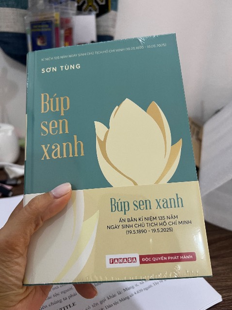 Mình đã đọc hết cuốn búp sen xanh từ hổi lên lớp 5, tức là cách đây khoảng gần 30 năm, mỗi trang sách là 1 ký ức đẹp về vị lãnh tụ vĩ đại của chúng ta. Năm nay kỷ niệm 135 năm sinh nhật bác mình lại dành tặng bản thân ấn phẩm đẹp nhất này, bìa cứng, chữ đẹp, giấy đẹp, bọc dán cẩn thận, mùi giấy rất thơm. Các bạn hãy đọc và để tự thấm từng dòng chữ, thương người mà mình đọc khóc trên từng trang sách ❤️