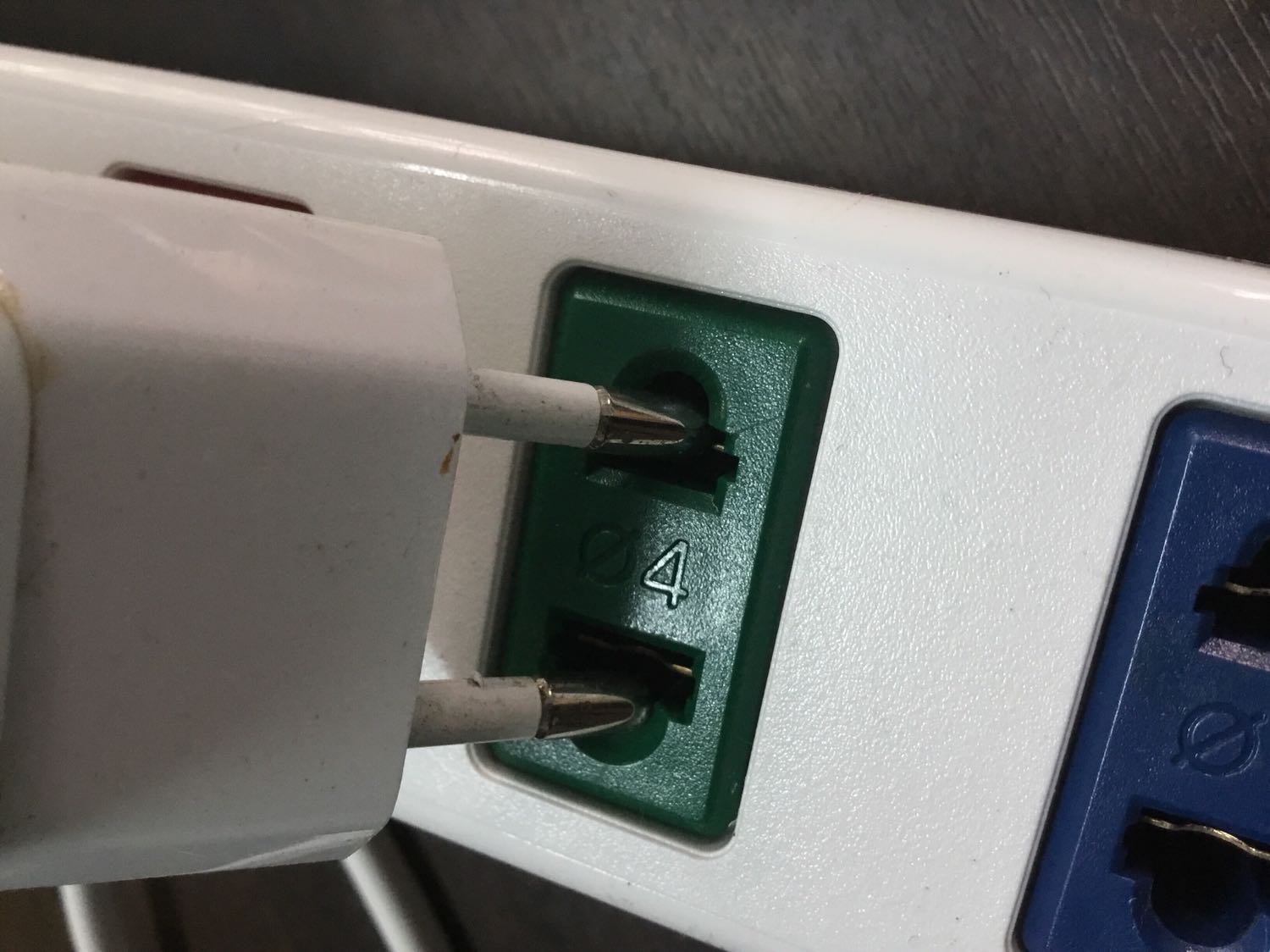 Ổ cắm quá nhỏ, không cắm được hầu hết các loại chấu, vậy mà trên bao bì lại ghi là cắm được hầu hết tất cả các loại chấu. Mình muốn trả hàng vì không dùng được.