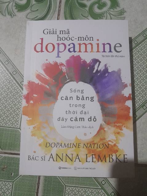 Tiki xác nhận đơn hàng rất nhanh, vừa đặt là có email xác nhận đơn hàng luôn. Cách Tiki gói hàng đã cải thiện, nhớ cách đây hơn 2 năm, Tiki đóng gói sách chỉ gồm sách và hộp giấy, đó cũng là 1 trong những lý do khiến mình rất lâu không mua hàng trên ứng dụng. Sách đến tay mình còn mới cứng, vuông vức. Có 1 phương diện mình mong Tiki có thể cải thiện để khách hàng có trải nghiệm tốt hơn, đó là cập nhật đơn hành chi tiết hơn, tiện cho khách hàng theo dõi.