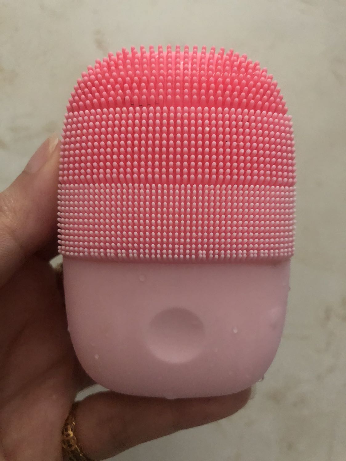 Sử dụng được vài tháng rồi mới quay lại review.
- Về hình thức: màu hồng rất xinh, cầm gọn trong lòng bàn tay
- Về chất lượng sản phẩm: Từ ngày xài máy, mặt cảm giác sạch hơn, ít bị lên mụn, mỗi lần xài là khoảng 90s, ngày 2 lần, tới nay cũng 3,4 tháng rồi vẫn chưa phải sạc pin lại
- Về giá: Lúc mình mua là 299k, với cái giá như vậy được 1 em mrm chỉ cần rửa sạch thui là quá ưng bụng rồi