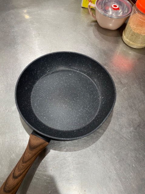 Chảo chưa cả dùng về đến ray đã méo rồi, chịu chết ạ