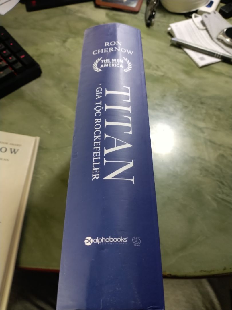 Sách đề là bìa đen nhưng giao bìa trắng?. Một sự nhầm lần mình k chấp nhận được. Ngoài ra sách bị gãy lưng, áo bìa ố bẩn, giấy cũng bị bẩn
