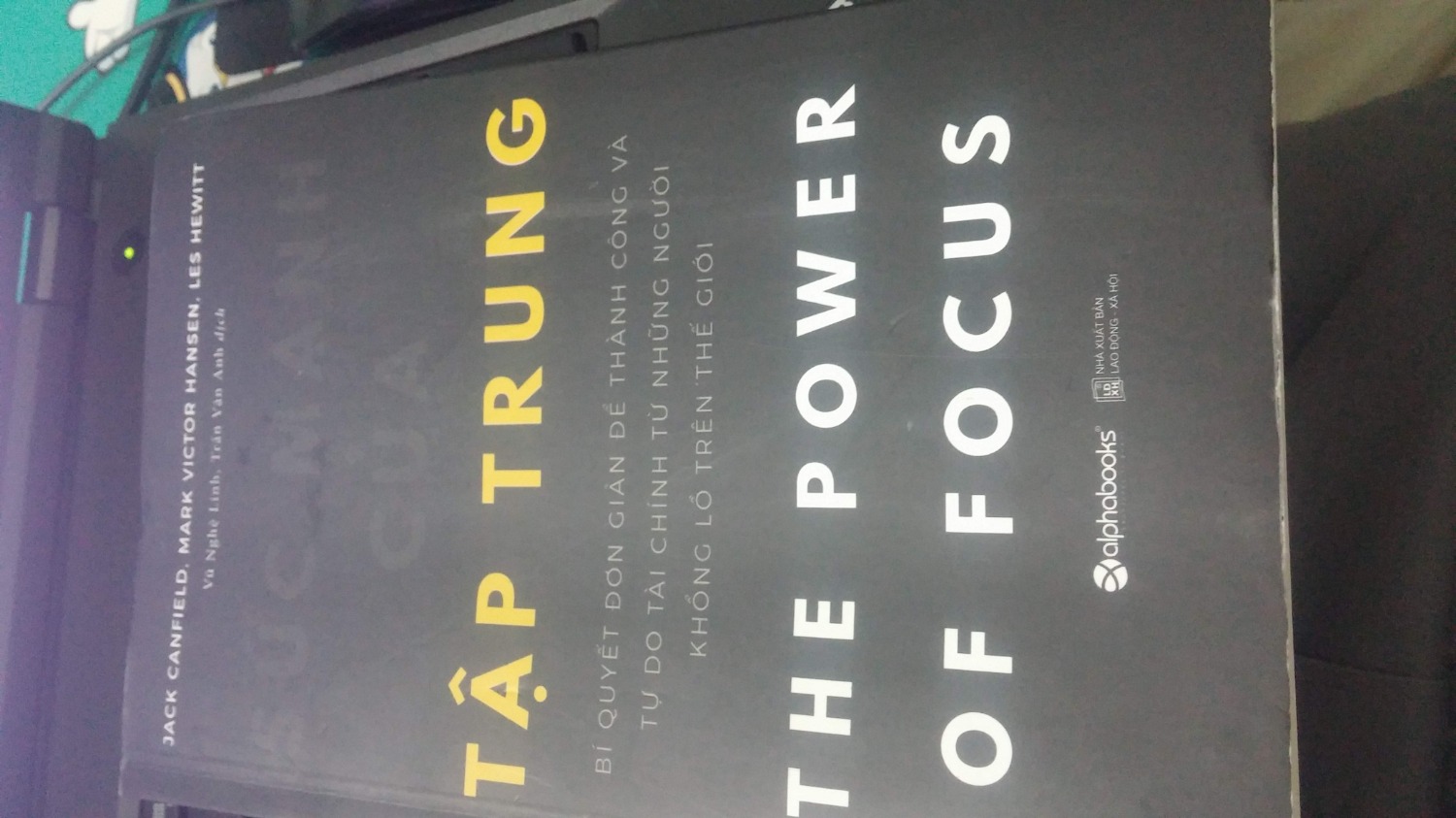 Trình bày:
- Chữ rõ ràng, sắc nét, chất lượng giấy tốt, đồng nhất, có tem bìa cuối
- Có hình ảnh, biểu đồ minh họa dễ hiểu

Nội dung:
- Bổ ích, cung cấp nhiều ví dụ, mang tính thực hành cao.
- Có thể áp dụng cho mọi đối tượng, tuy nhiên sẽ phù hợp nhất cho dân kinh tế vì hầu hết là nói về việc cải thiện doanh số, quan hệ trong làm ăn.
