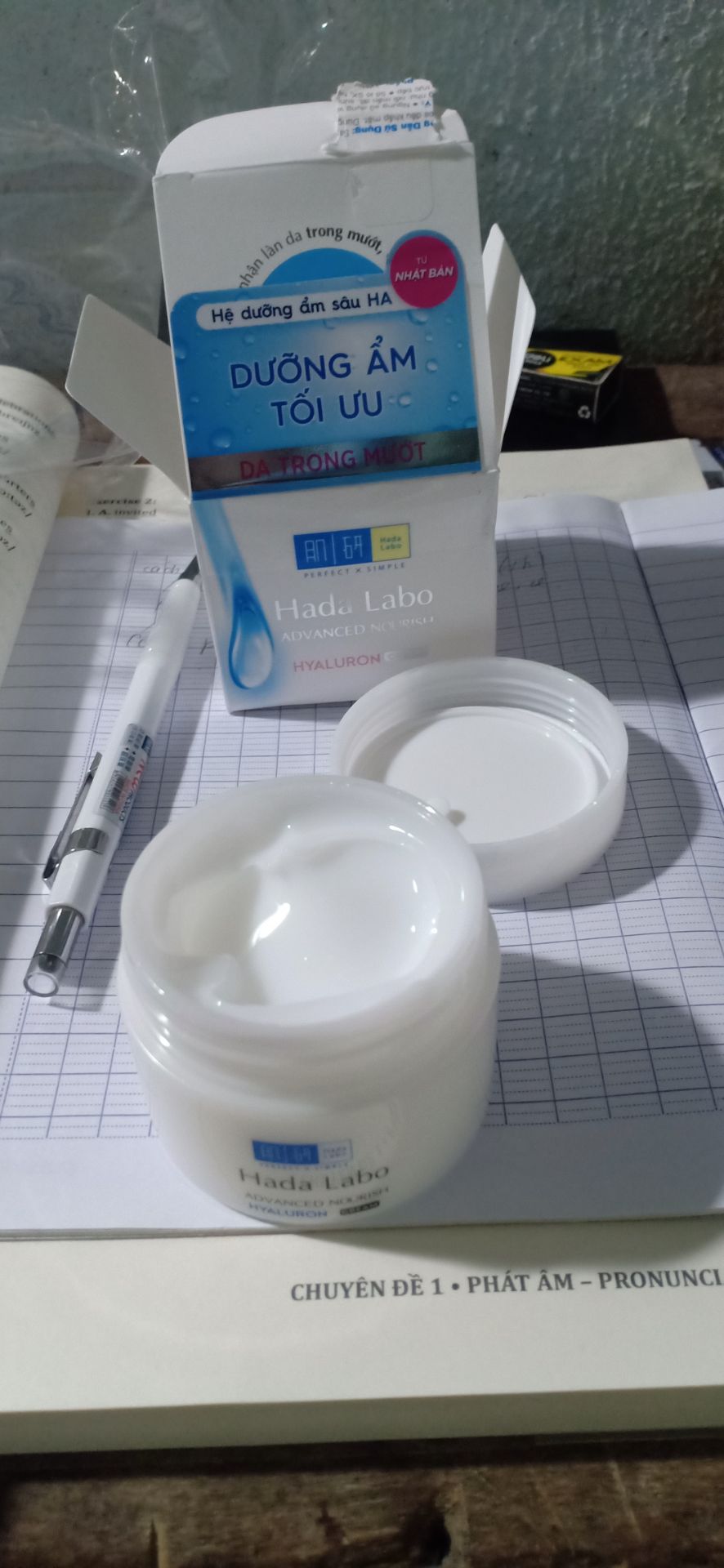 mới nhận hàng nè
hàng về đóng gói OK lắm luôn
chất kem thấm khá nhanh, mùi thì khá là hmmm.. chắc sản phẩm không cí chất tạo hương nên mùi nhẹ.
mới xài nên chưa review được sau sẽ quay lại đánh giá.