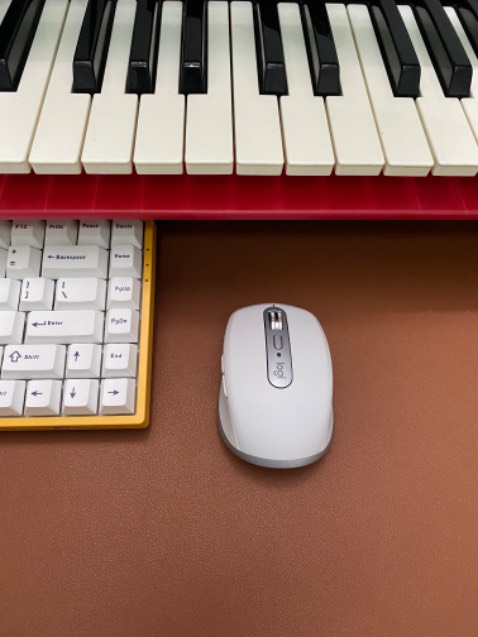 Con lăn tốt nhất, chuột nhỏ gọn, click yên tĩnh, giá như form cao hơn xíu, 2 nút bên cạnh cao lên xíu với giảm lực nữa thì hoàn hảo luôn 👍
Giá cao nhưng xứng đáng cho công việc.