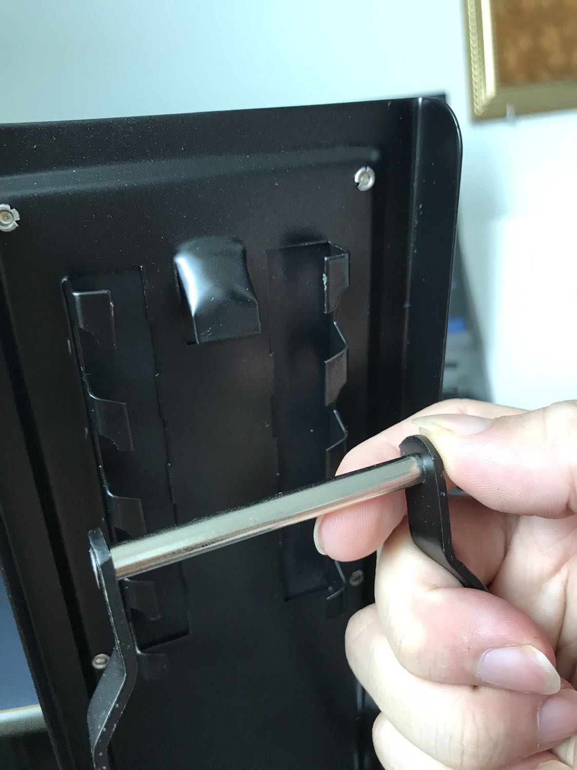 Mức độ hoàn thiện mình cho sp này 9 điểm, vì có duy nhất 1 điểm nhỏ là chân sắt chưa thật sự song song nhau. 
Nhưng shop bán hàng ok lắm, có cả phiếu bảo hành, với đôi lời nhắn nhủ cực dễ thương. Mình đã kê chân thử và rất hài lòng với sp này về hiệu quả sử dụng. SP Đáng mua.