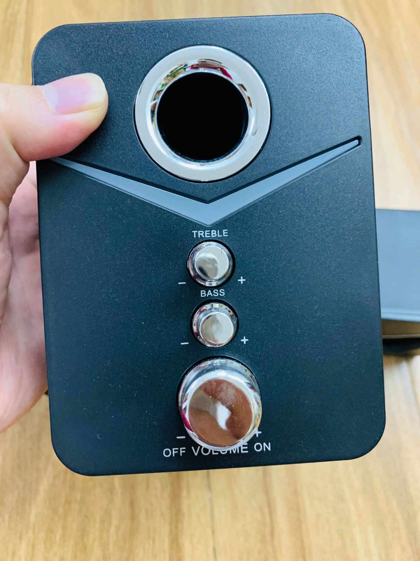 Sản phẩm đúng mô tả. Loa nghe ok, chỉnh âm bass và treble ổn. Tầm giá này quá ngon rồi.