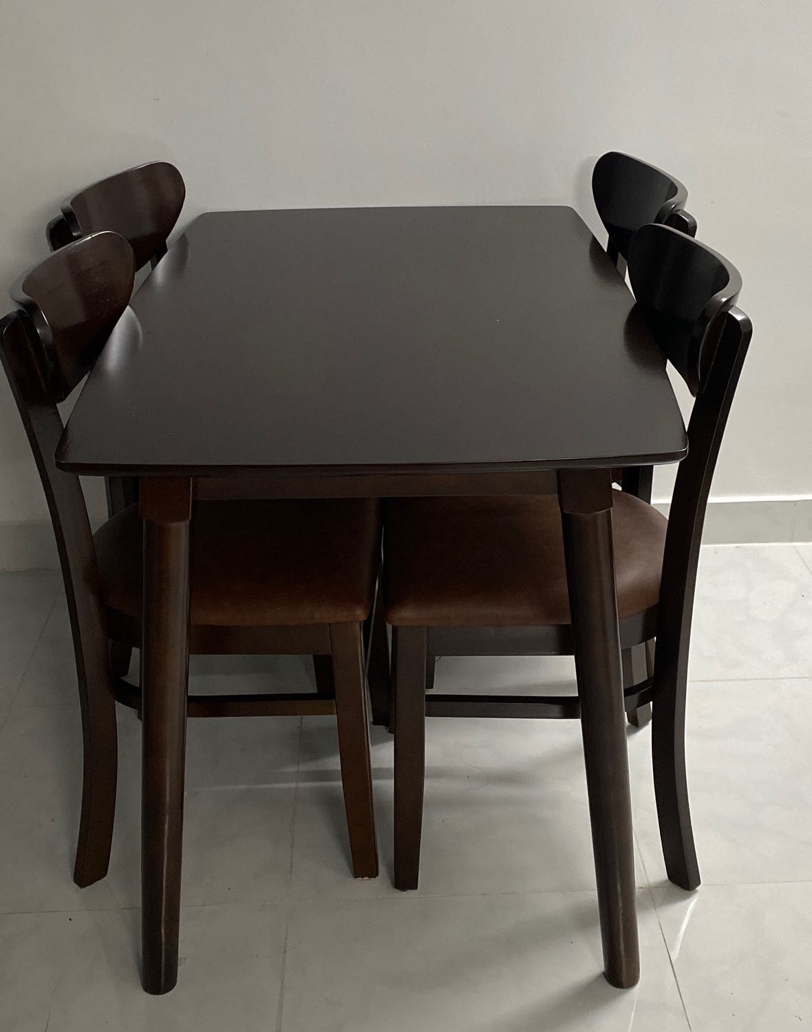 Bàn chắc chắn, gia công tinh tế, dễ dàng lắp ráp, màu đúng thực tế. Nên mua nhen