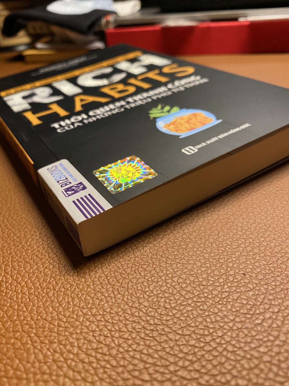 Trước giờ mình vẫn lựa chọn Tiki để mua sách, và đọc nhiều comment nói về sách của Tiki bị cong mép, sách cũ, sách bị dơ ...
Nhưng may mắn trước giờ mình rất ít gặp phải các trường hợp trên (chắc do ăn ở kakaka).
Quyển sách lần này mình nhận được cũng ok mặc dù lúc lấy sách ra từ hộp hơi bụi tí lau nhẹ là như mới ngay.
Tiền nào của đó vì Tiki bán giá thấp hơn 1 nửa so với bên ngoài Nhà sách bán nên mình không đòi hỏi gì hơn.
Chế độ giao hàng nhanh gọn sáng đặt chiều có ?