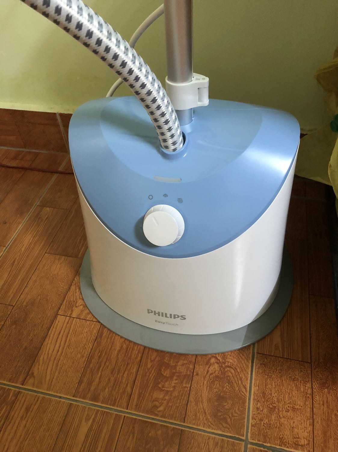 hàng nguyên kiện, lắp ráp dễ, nhưng sao cái cây đứng mình thấy nó ko đc chắc chắn, lúc ủi cái cây nó cứ lắc lư theo, mình ủi 1 lúc 4 cái áo sơ mi mỏng, thấy tay cầm với cọng dây hơi nóng, với lại năm sản xuất là 2019 lận, bảo hành 36 tháng kể từ ngày sản xuất mà mua năm 2021 là còn có 1 năm bảo hành thôi @@“,mong lần sau tiki giao hàng mới hơn, chưa kể kiện hàng còn để tên kh khác mới đầu mình tưởng giao nhầm, nhìn lại thì thấy kiện hàng giống như bị bom kh trước ko lấy, nay giao lại cho mình mà ko thèm xé mác cũ ra nữa, pó tay @@“, vừa đặt mua thì vào lại thấy sale rẻ hơn 100k, số nhọ ghê ?