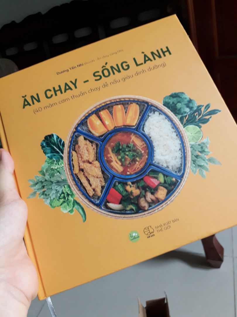 Sách rất bổ ích và cần thiết cho những ai đang trên hành trình ăn chay. Bìa sách cứng cáp, nội dung hình ảnh phong phú và sinh động. Các món ăn với nguyên liệu đơn giản và dễ tìm nhưng chế biến theo nhiều công thức khác nhau, tạo nên sự đa dạng cho mâm cơm chay.