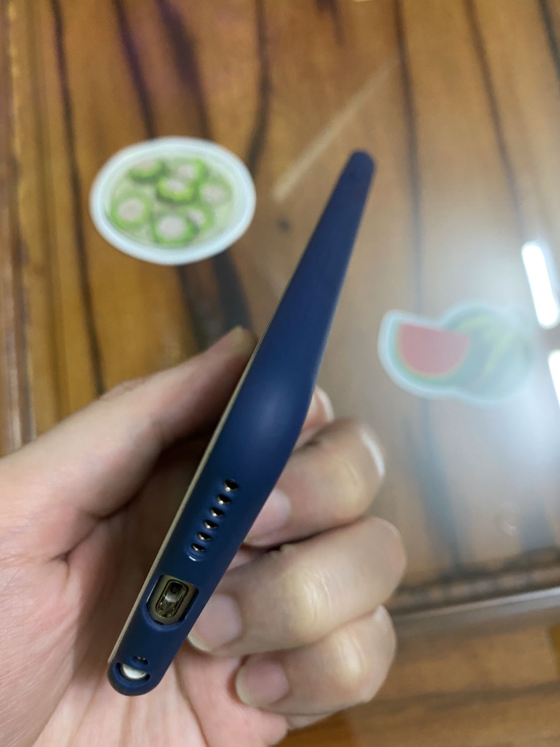 Ốp lưng dày dặn phù hợp với giá tiền ! Ốp lưng fit theo máy và mang ốp vào máy nhìn sang hẳn. Có bị giãn ra sau thời gian sử dụng lâu mới biết được. Nhưng giờ là thấy ô kê la 👍🏻
Sẽ ủng hộ shop trong những sản phẩm khác ! Thanks shop !