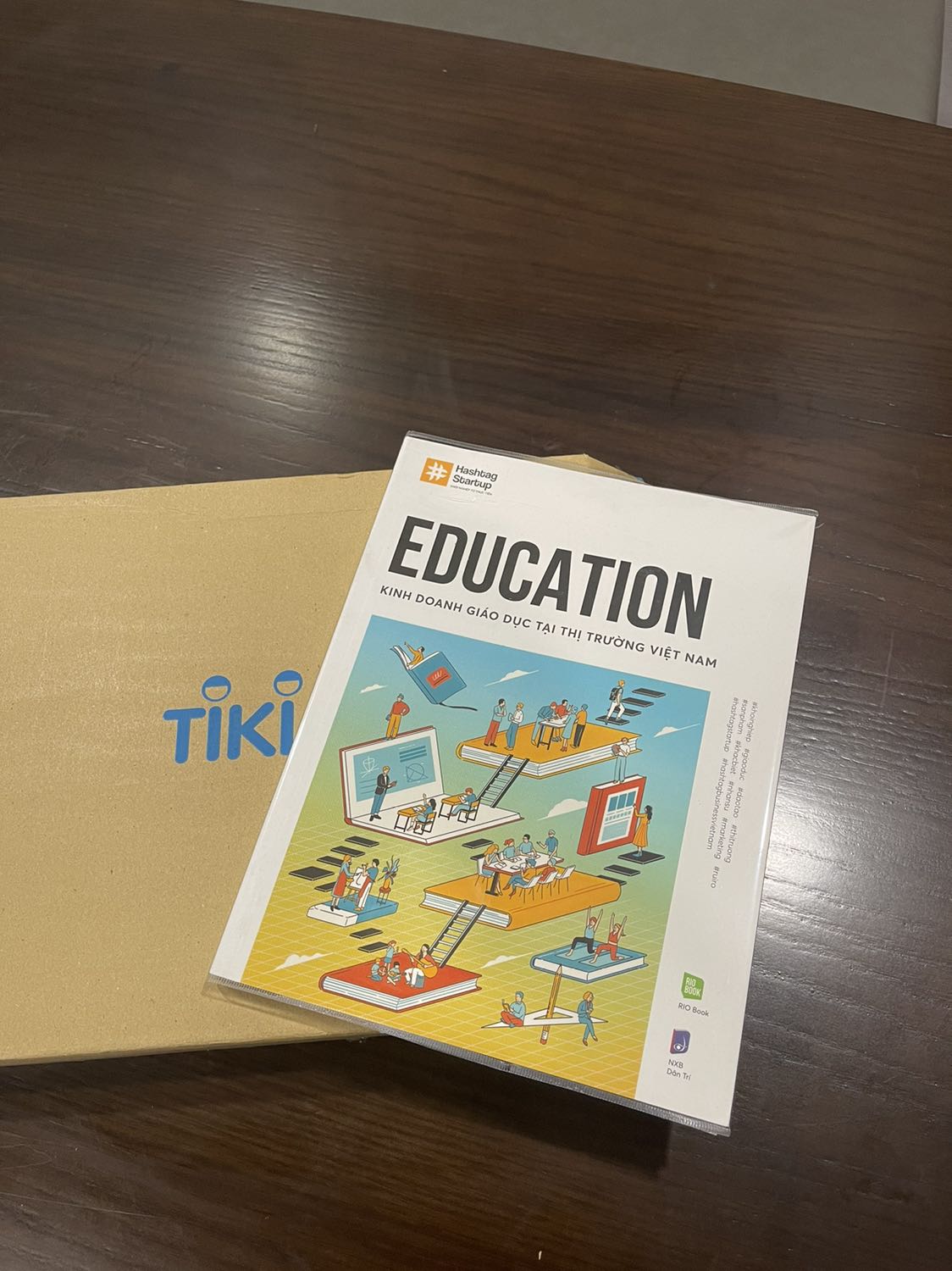 Giao nhanh chóng vì là thành viên TikiNow. Đóng gói gọn gàng, dùng thêm Bookcare thì đẹp hơn. Nội dung khá tổng quan, không chuyên sâu, chỉ cung cấp thông tin cơ bản về thị trường. Được cái thiết kế phần nhìn đẹp.