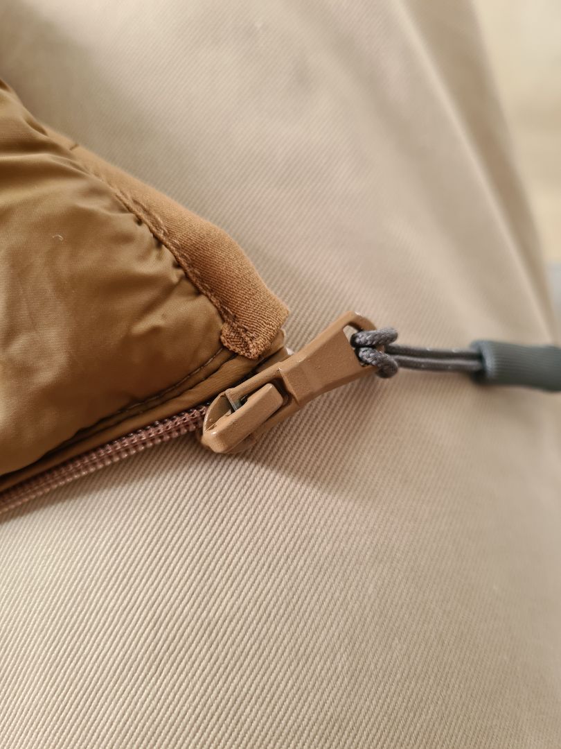 Các chi tiết như khóa kéo không chắc chắn. Ở lần kéo đầu tiên còn bị bung ra, khuyến cáo nên nhẹ nhàng với áo.